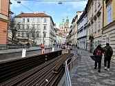 Oprava tramvajové trati na Malé Straně v Praze.