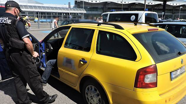  Taxikáře, který v ulicích metropole stále taxikařil, i když papírově dotaxikařil, odhalili pražští strážníci ze specializované skupiny Taxi.