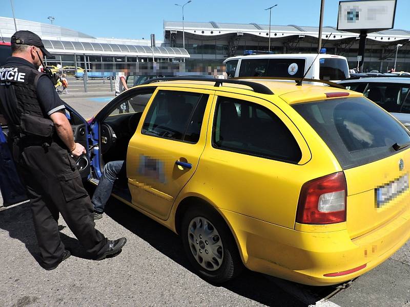  Taxikáře, který v ulicích metropole stále taxikařil, i když papírově dotaxikařil, odhalili pražští strážníci ze specializované skupiny Taxi.