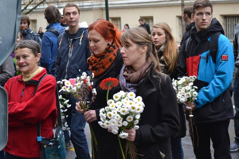 Oslavy 26. výročí Sametové revoluce 17. listopadu v Praze na Albertově.