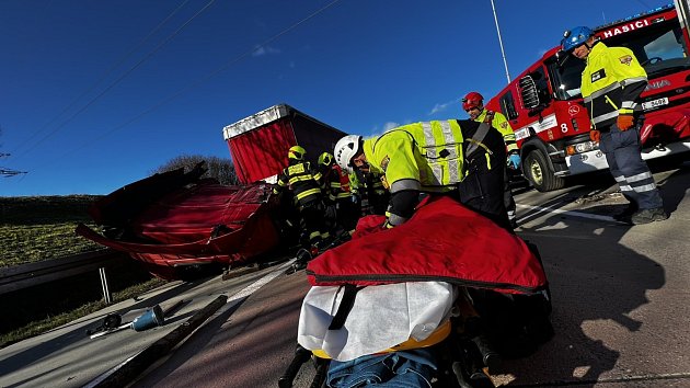 Na Pražském okruhu se střetly dva kamiony. Nehoda přinesla kolaps dopravy