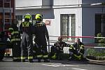 V pražské Strojnické ulici došlo 1. 7. 2020 k požáru a výbuchu v bytě. Hasiči vyhlásili druhý stupeň poplachu a evakuovali obyvatele domů.