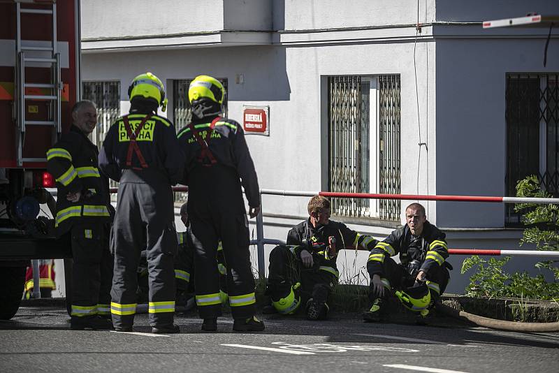 V pražské Strojnické ulici došlo 1. 7. 2020 k požáru a výbuchu v bytě. Hasiči vyhlásili druhý stupeň poplachu a evakuovali obyvatele domů.