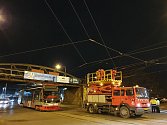 Noční výluka tramvají v ulici Dukelských hrdinů v Praze kvůli poškozené troleji pod železničním viaduktem.