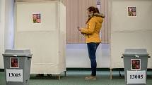 Lidé volili 12. ledna na pražských Lužinách v prvním kole prezidentských voleb.