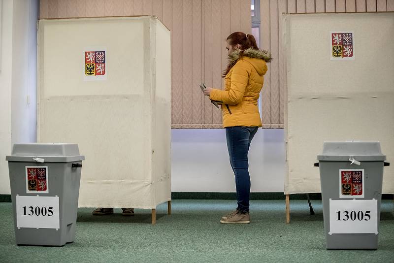 Lidé volili 12. ledna na pražských Lužinách v prvním kole prezidentských voleb.