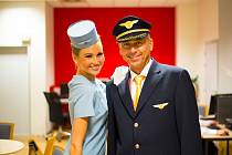 Letecká společnost ČSA slaví 95. výročí vzniku a letušky oblékají historické uniformy.