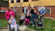 Iniciativa Roušky seniorům zásobuje více než 40 pobytových zařízení v Praze a okolí.