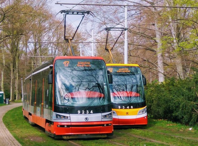 Tramvaje 15 T z první i druhé série na konečné ve Stromovce.