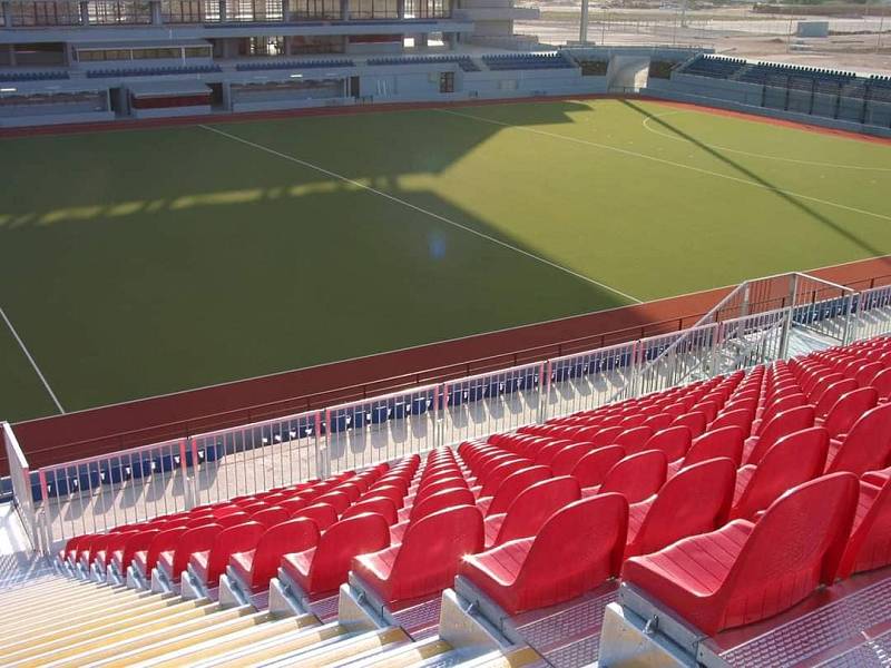 Tehdy zbrusu nová tribuna u hřiště pozemního hokeje během Letních olympijských her 2004 v Aténách.