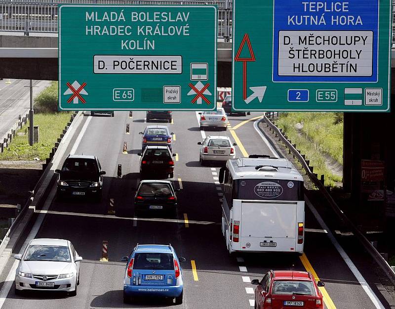 Na pražské Jižní spojce pokračuje dopravní omezení kvůli rekonstrukci povrchu vozovky. Omezení bude až do 24. srpna.