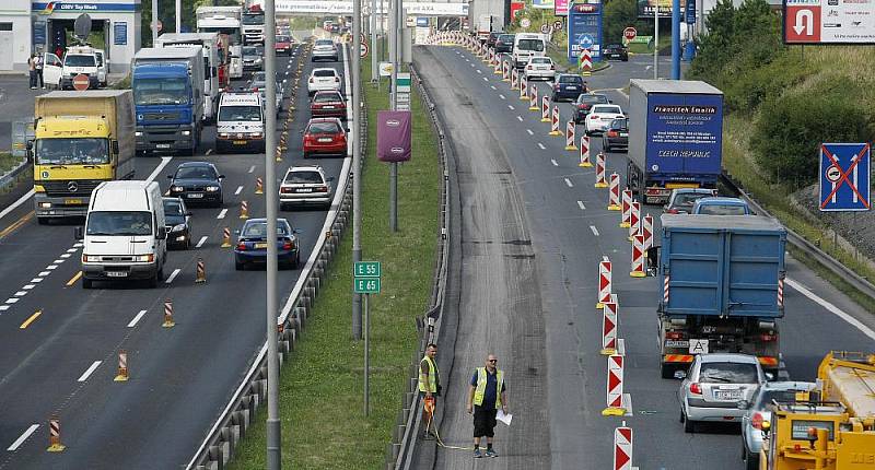 Na pražské Jižní spojce pokračuje dopravní omezení kvůli rekonstrukci povrchu vozovky. Omezení bude až do 24. srpna.