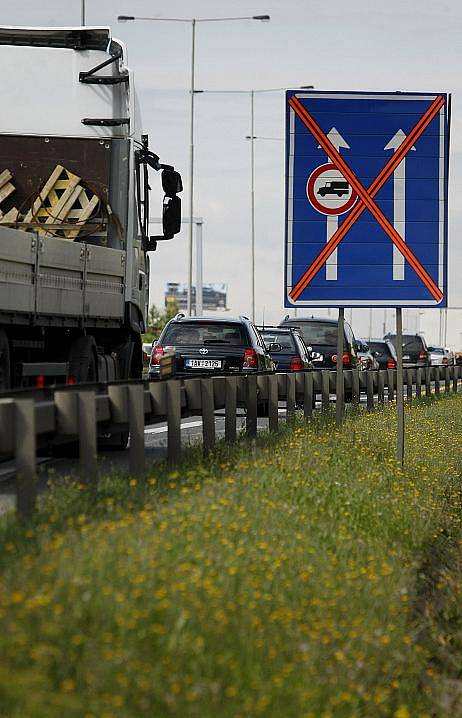 Na pražské Jižní spojce pokračuje dopravní omezení kvůli rekonstrukci povrchu vozovky. Omezení bude až do 24. srpna.