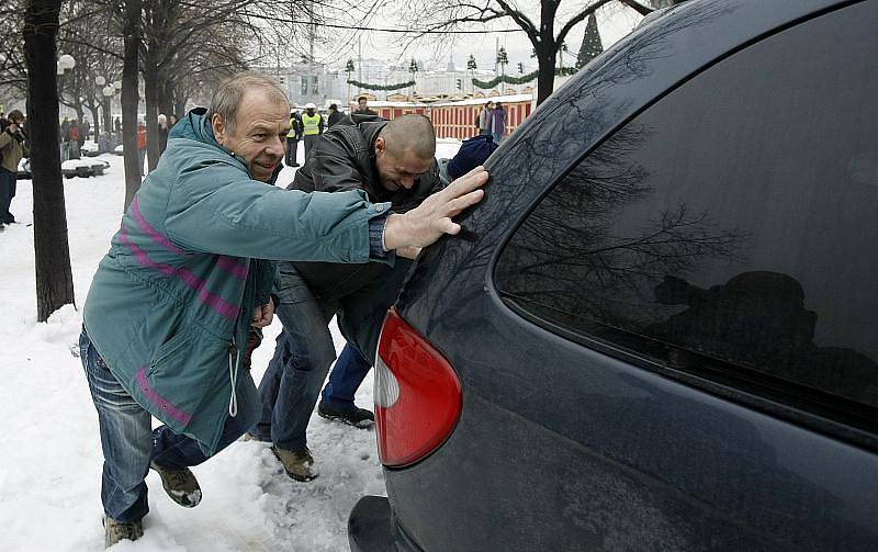 Na tisíc odborářů protestovalo 8. prosince na pražském Palackého náměstí, stejně tak jako v jiných krajských městech. a snímku Předseda Českomoravské konfederace odborových svazů (ČMKOS) Jaroslav Zavadil.