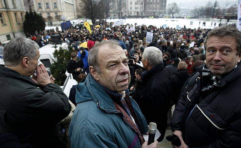 Na tisíc odborářů protestovalo 8. prosince na pražském Palackého náměstí, stejně tak jako v jiných krajských městech. a snímku Předseda Českomoravské konfederace odborových svazů (ČMKOS) Jaroslav Zavadil.