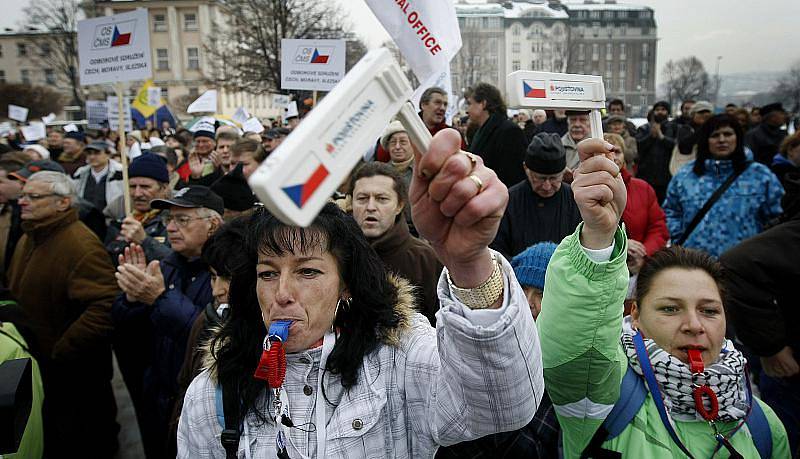 Na tisíc odborářů protestovalo 8. prosince na pražském Palackého náměstí, stejně tak jako v jiných krajských městech.