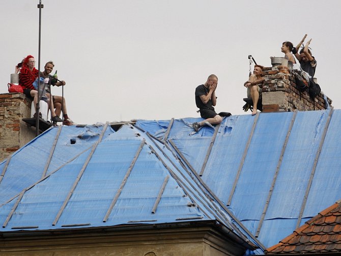 Squatteři na střeše vily Milada. 