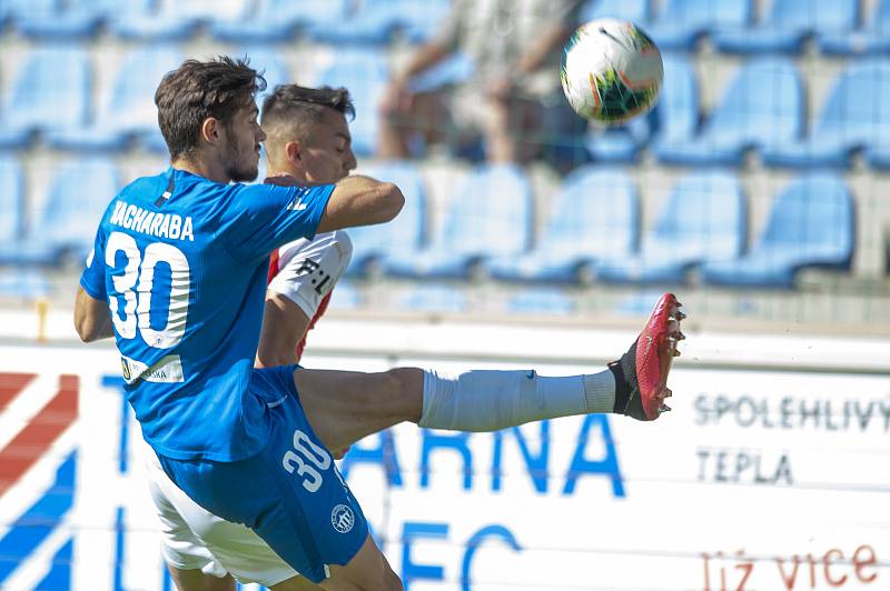 FC Slovan Liberec - SK Slavia Praha. Slávistický útočník Petar Musa v souboji s libereckým Tarasem Kačarabou.