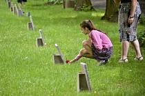 Připomínka dětských obětí komunismu na Ďáblickém hřbitově.