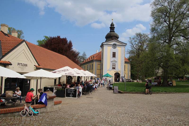 Areál ctěnického zámku hostil Květinový jarmark.