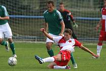 Klokani odolali tlaku slávistů a uhájili výhru 1:0. O míč bojují slávista Daniel Veselý s kapitánem Bohemians Lukášem Živným.