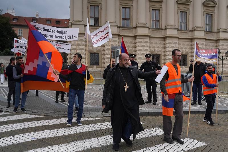 Demonstrace proti agresi Ázerbájdžánu na území Arménie před budovou ministerstva zahraničí na Loretánském náměstí v Praze.