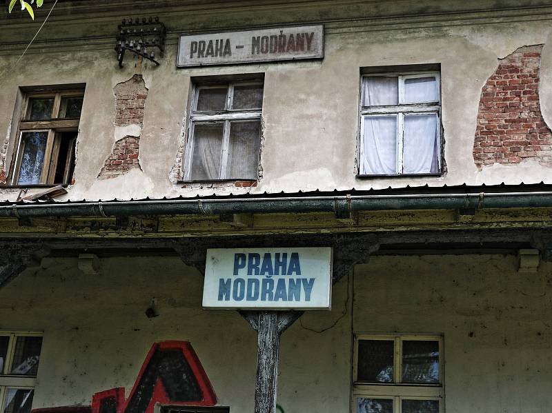 Vlakové nádraží Praha-Modřany.