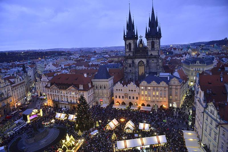 V sobotu 30. listopadu 2019 byl v Praze na Staroměstském náměstí rozsvícen vánoční strom.