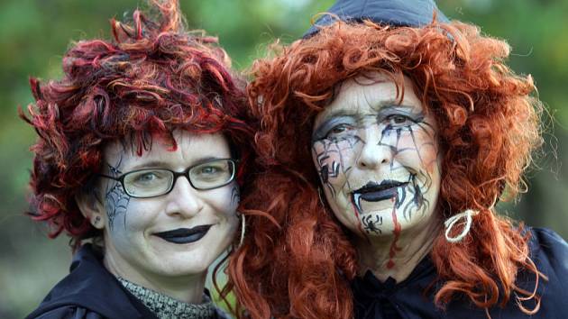 VYŘEZANÉ DÝNĚ, symbol lidového svátku Halloween, u nás sice v posledním říjnovém dni zdaleka není vidět tak často jako v anglosaských zemích, kde má tento svátek tradici od 19. století.  Slavilo se v Botanické zahradě.