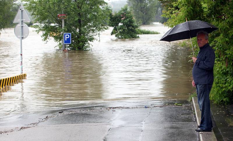 Povodně v Praze – Troji u Pražské zoo v pondělí 3. června. 