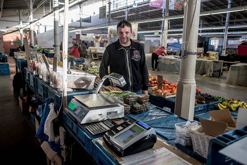 Jiří Vyhnal, který provozuje stánek s ovocem a zeleninou v tržnici v Holešovicích. „EET strašně zdržuje, není to tak rychlé. Navíc když nemáte přístroj, který stojí okolo 50 tisíc, tak to nelze propojit s váhou."