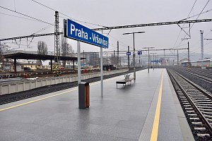 Nové nástupiště na vlakovém nádraží Praha-Vršovice.