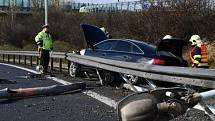 Audi vyjelo z nájezdu na Pražský okruh, porazilo lampu a nabouralo do svodidel. Řidič z místa nehody utekl.