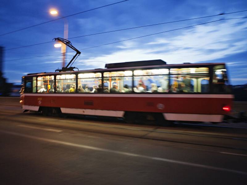 Noční tramvaj. Ilustrační foto. 