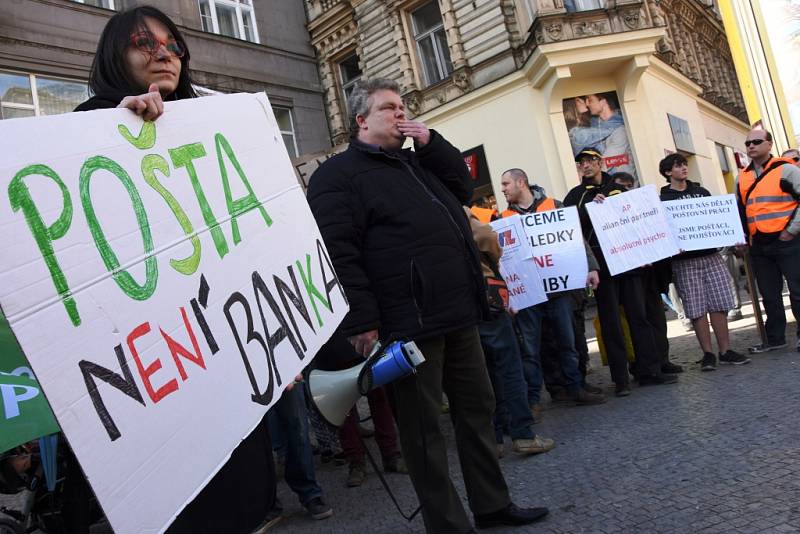 Stop šikaně!Pošta není banka! Takové slogany skandovali v pondělí 22. února 2016 po poledni účastníci demonstrace nespokojených pošťáků pochodující centrem Prahy. Stěžovali si na přetěžování a plnění úkolů, které s vlastní poštovní činností nesouvisejí.