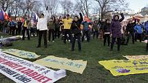 Demonstrace proti čínské lidskoprávní politice v parku Kampa.