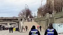 Pražské náplavky jsou nyní pod kontrolou městské policie a takzvaných anticovid hlídek.
