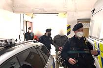 Kriminalisté zadrželi dva cizince, kteří si chtěli v Praze koupit kalašnikov.
