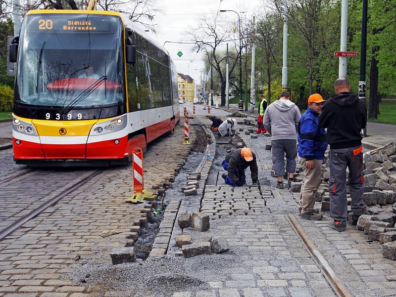 Oprava tramvajových kolejí v ulici Badeniho.