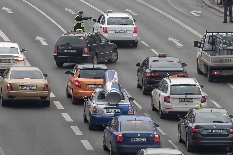 Protestní jízda taxikářů centrem Prahy 8. února.