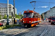 Měřící tramvaj "Pomeranč" na úseku mezi Palmovkou a Krejcárkem.