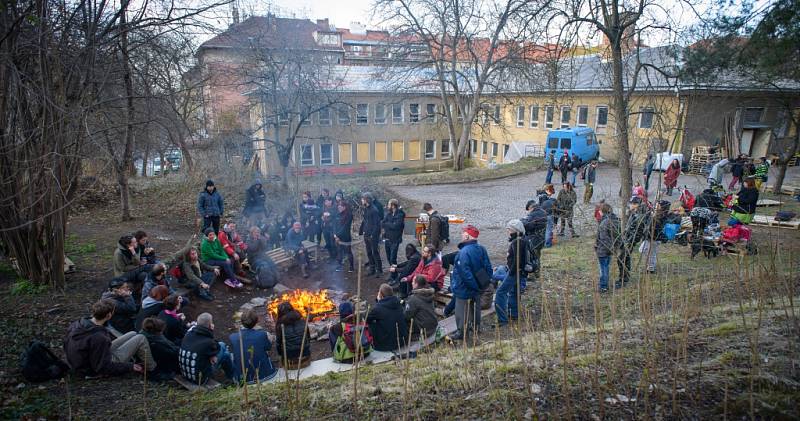 Autonomní sociální centrum Klinika má za sebou první rok fungování  v legálně propůjčené budově na pražském Žižkově.