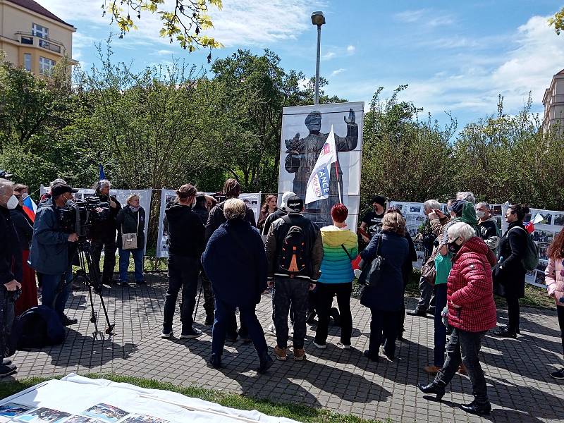 Na náměstí Interbrigády v Praze, kde stával pomník sovětského maršala Koněva, se potkali sympatizanti i odpůrci současného Ruska.