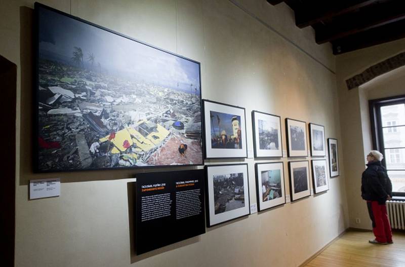 Práci známého českého fotoreportéra Jana Šibíka za posledních deset let ukazuje výstava, která 2. února začala na Staroměstské radnici v Praze. 