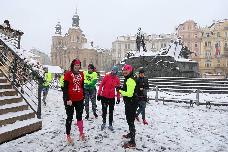 Staroměstské náměstí a oblíbená vyhlídková terasa v Letenských sadech pod sněhem 4. prosince 2021.