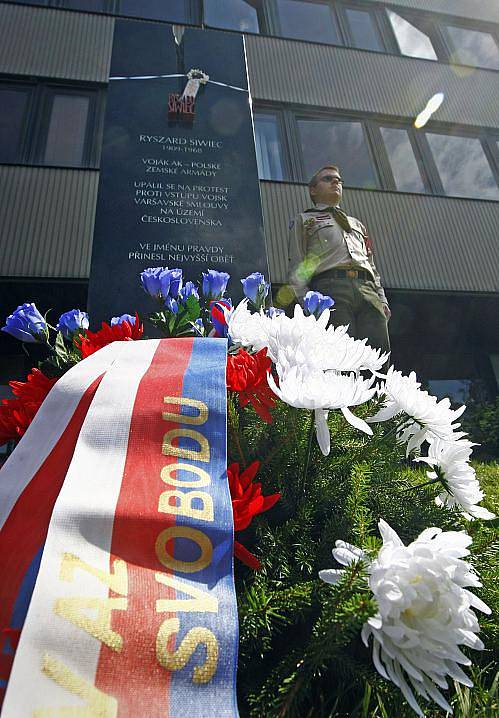 Před budovou Ústavu pro studium totalitních režimů v Praze se uskutečnilo slavnostní odhalení obelisku věnovaného památce Ryszarda Siwiece, který se v září roku 1968 na protest proti okupaci Československa veřejně upálil.