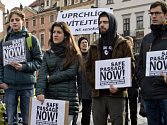 Přibližně padesátka lidí se v sobotu 27. února 2016 v Praze zúčastnila Evropského pochodu za práva uprchlíků. Podle účastníků akce se Evropa nesmí uprchlíkům uzavírat a je nutné zastavit obchody pašeráků lidí. Pochod začal na Staroměstském náměstí.