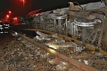 Ve stanici Dřísy vykolejil nákladní cisternový vlak s naftou a čpavkem.