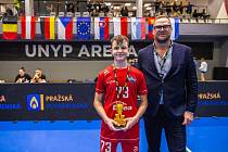 Prezident Prague Volleyball Games Martin Lébl předává cenu pro MVP chlapecké kategorie U16 Konrádovi Binczyckému z Poznaně.