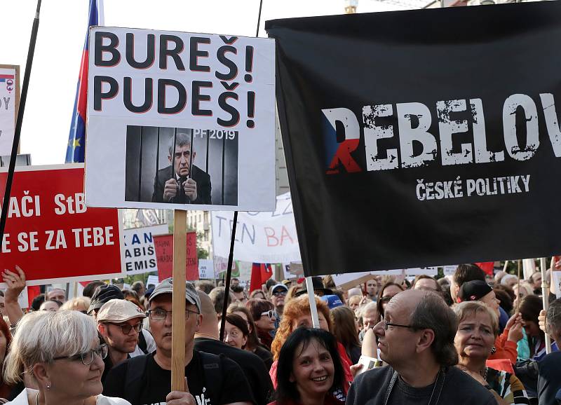 Demonstrace proti Marii Benešové a Andreji Babišovi 21. května 2019 na Václavském náměstí.